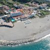 Vista aerea di un hotel con piscina vicino a una spiaggia.
