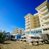 Edifici alti sulla spiaggia, con cielo limpido e azzurro.