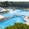 Grande piscina all'aperto con giochi acquatici e zone relax.